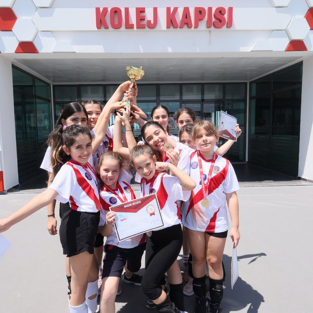 tededirnekoleji's tweet photo. 2022-2023 Eğitim Öğretim Yılı Okullar Arası Voleybol Turnuvasında mücadele eden İlkokul Kız Voleybol Takımımız, Minikler A Kategorisinde "Edirne Merkez Birincisi" oldu. Öğrencilerimizi tebrik ediyoruz.  #TEDEdirneKoleji https://t.co/YZwkssiuxC