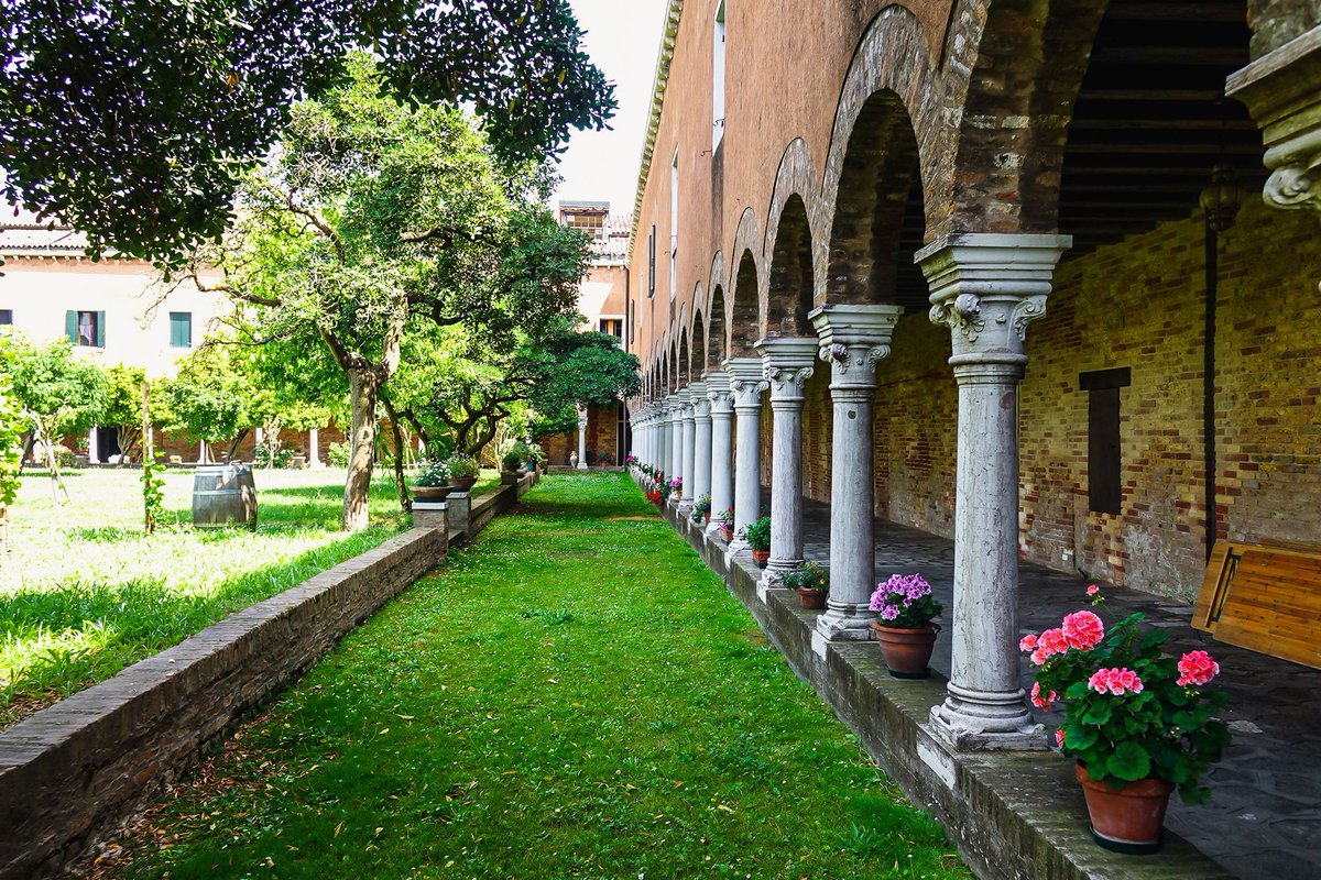 EnjoyRespectVe's tweet photo. 💚#Giugno è il mese ideale per scoprire i #GIARDINI di #Venezia! Vigne e orti di antichi #conventi, come San Francesco della Vigna, giardini dell'800 oggi #parchi pubblici come i Giardini Reali di San Marco, e #capolavori del '900 come il Giardino Scarpa della @QueriniVenezia https://t.co/f0Qjg4JAP6