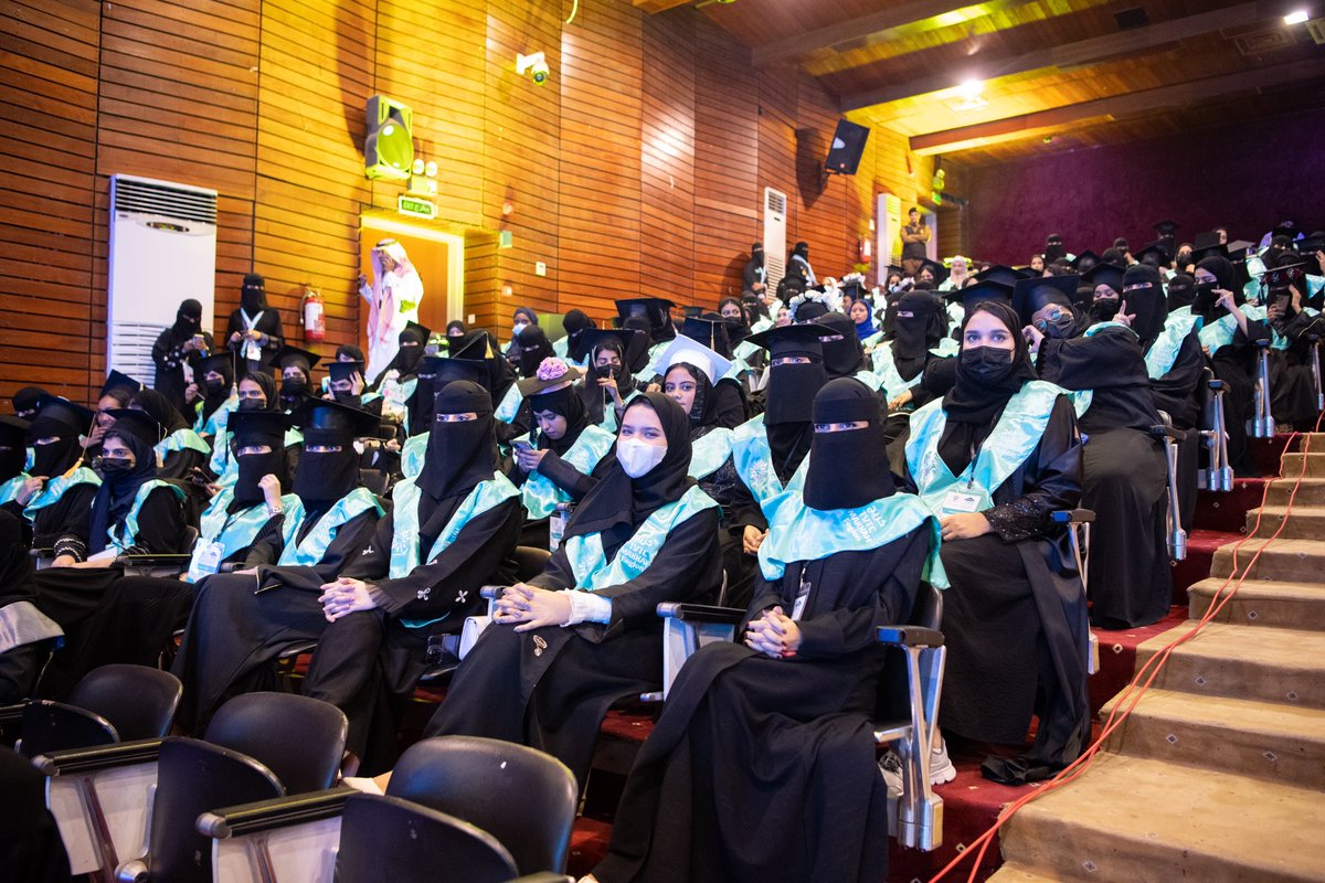 tvtc_makkah's tweet photo. أعرب مدير عام #التدريب_التقني والمهني بمنطقة مكة المكرمة مرعي بن سعد القرني عن شكره وتقديره لراعي الحفل والذي تم فيه الإحتفاء بتخريج أكثر من 16300 خريج وخريجة للعام التدريبي الحالي يمثلون كليات التقنية والاتصالات والرقمية للبنين والبنات والكليات العالمية ومعاهد الشراكات الإستراتيجية والمعاهد الصناعية والأهلية بمحافظات المنطقة، وثمّن حرص سموه على حضوره وتعزيز انطلاقتهم نحو التميز في حياتهم العملية.