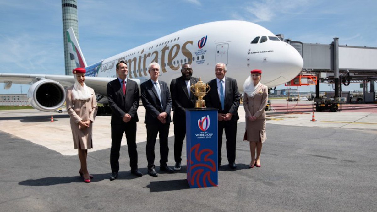TimesAerospace's tweet image. The Webb Ellis Cup has touched down in Paris with @emirates, kick starting the 100-day countdown to Rugby World Cup 2023 (RWC 2023).

Read more: timesaerospace.aero/news/events/em…

#sportingevents #airlinesandairplanes #aviationindustry #rugbyworldcup