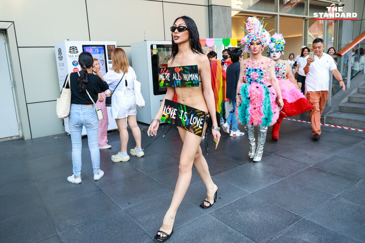 thestandardth's tweet image. (1) เซเลบคนดัง 500 ชีวิต ร่วมแสดงพลังสีรุ้ง ฉลอง ‘#PrideforAll’ วันแรกของเดือนแห่งความภูมิใจ

#TheStandardLGBTQ #LGBTQ #BangkokPride #pridemonth2023 #สมรสเท่าเทียม 

ภาพ: ศวิตา พูลเสถียร, ฐานิส สุดโต