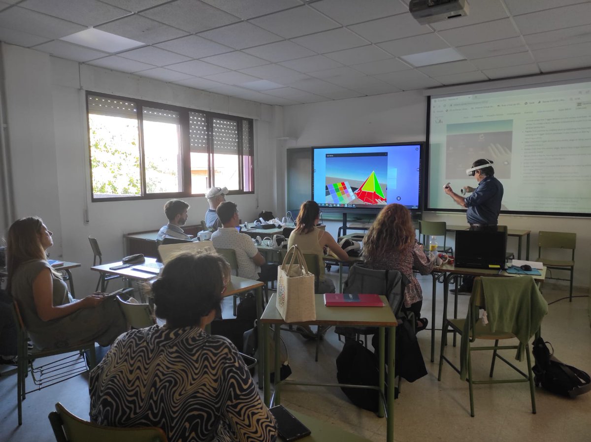 NeotrieVR's tweet photo. @CfrPontevedra @debora_pereiro En el IES As Barxas, introduciendo #neotrievr a profesores de Pontevedra, el pasado 25 de mayo.
#realidadvirtual #educacion #modelado3d #impresion3d #geometria3d #matematicas #metaquest #PolosCreativos https://t.co/MNkGVZnA6w
