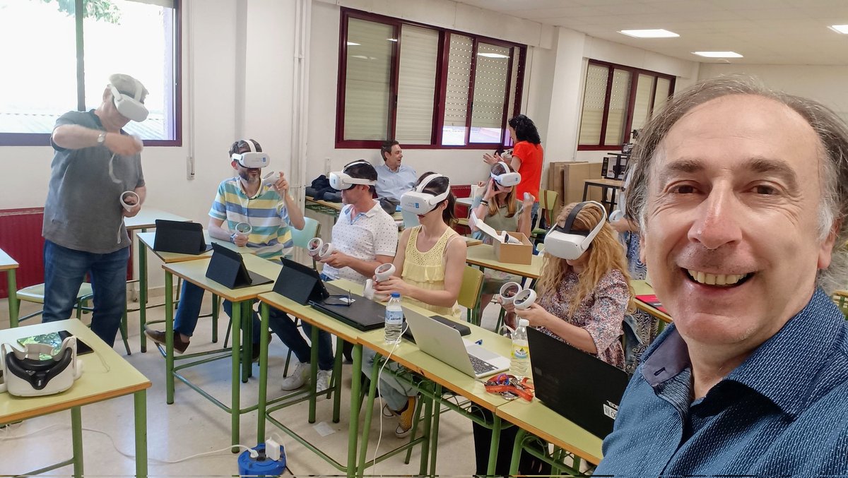 NeotrieVR's tweet photo. @CfrPontevedra @debora_pereiro En el IES As Barxas, introduciendo #neotrievr a profesores de Pontevedra, el pasado 25 de mayo.
#realidadvirtual #educacion #modelado3d #impresion3d #geometria3d #matematicas #metaquest #PolosCreativos https://t.co/MNkGVZnA6w