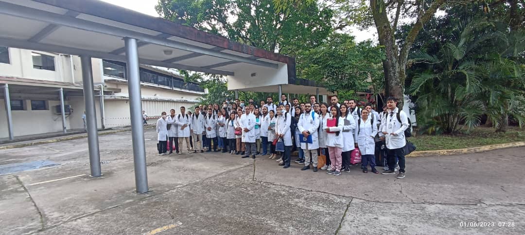 ReporteYa's tweet photo. #1Jun #Táchira #Denuncia 
@mayevillanueva : Personal médico del Hospital Central de San Cristóbal denuncia que fue cerrado el auditorio impidiendo ver clase a los estudiantes de medicina.
Desconocen el por qué de esta medida, la cual cercena el derecho al estudio en el primer centro asistencial del Táchira.