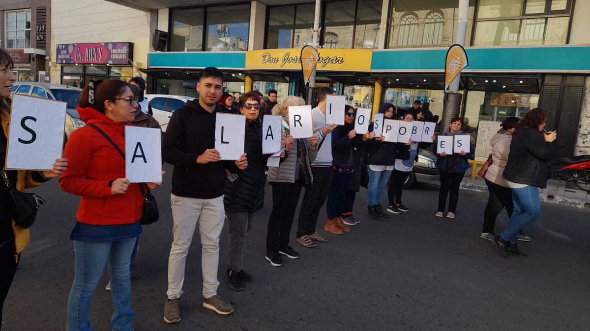 AtechRegSur's tweet photo. #AtechSur| Información
Miercoles 31/05
2° jornada de Paro con un 70% de adhesión en promedio.
En el marco de la medida provincial por 72hs, se realizó ayer concentración y marcha por las calles de la ciudad. https://t.co/25fc1tyUfJ