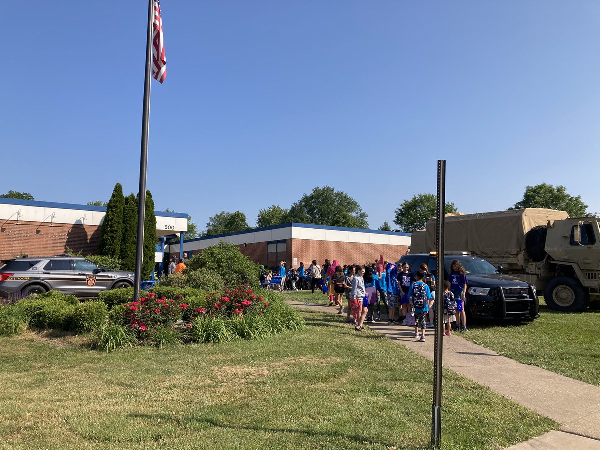 Mr_Jon_Winkle's tweet photo. Kicking off the day with the @PANationalGuard at @OakPark_NPSD!!  #OPsharks https://t.co/HkkYPD8L60