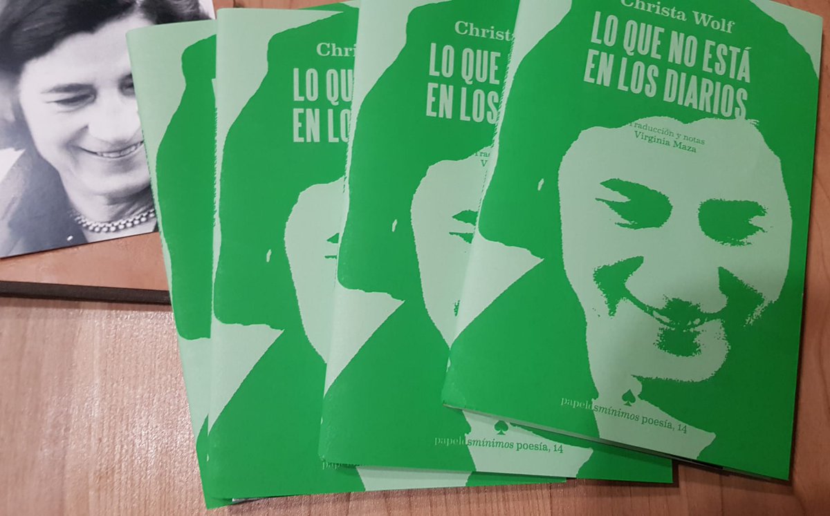 Ya tengo esto entre las manos y lo puedo enseñar. En esta traducción me dejé un poco de alma, y me da vértigo. Poesía.
Espero que las lectoras disfruten a Wolf

Yo pienso
Todo el amor
que debía pasarme
ha pasado

Necia testaruda
oigo
la voz que tengo dentro

Con papeles mínimos