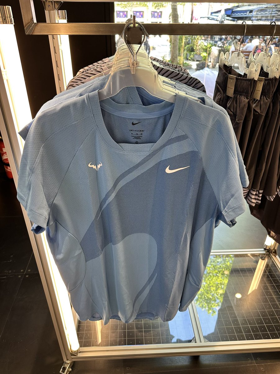 Las camisetas de Alcaraz (75€) y Nadal (89€) para #RolandGarros, expuestas en la entrada de la tienda Nike en Campos Elíseos.