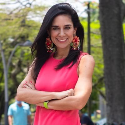 ¿Todos estamos de acuerdo en que esta señora debería renunciar a su candidatura a la Alcaldía de Cali y dedicarse de lleno a la actuación?