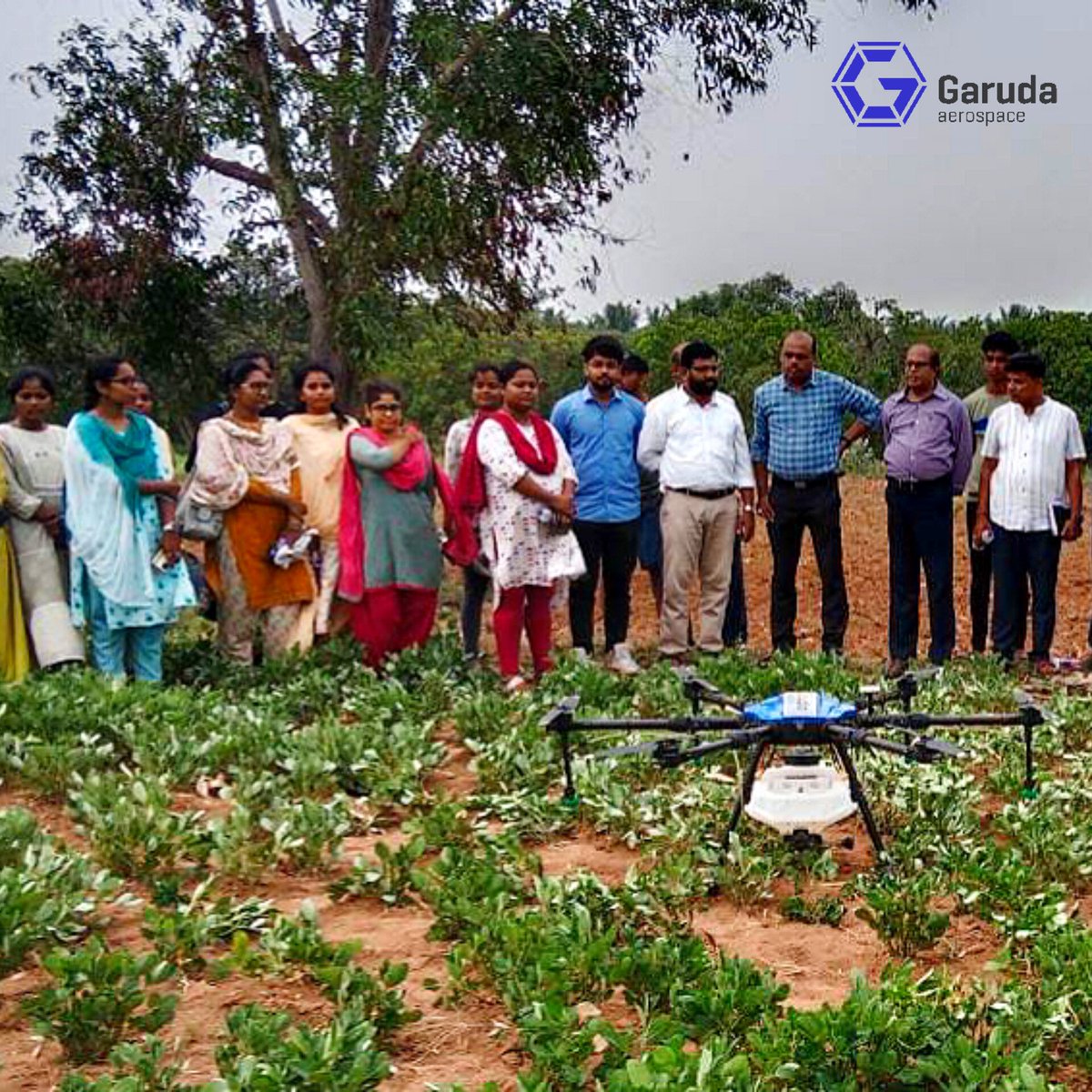 Unlocking the potential of #IndianFarmers! Garuda Kisan Drones paving the path for an advanced #agriculture revolution 🌱

@AgnishwarJ @AgriGoI @UAV4Ag @icarindia 

#DroneTechnology #SmartFarming
