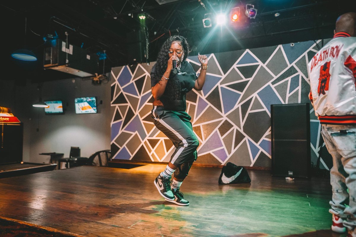 DesiThaKidd's tweet photo. I love the stage!!!
DTK🥰 @Nike
#eaststlouis #Illside #music #bmi #dtkGOV #femalerapper #undergroundmusic https://t.co/L54brnwwSh
