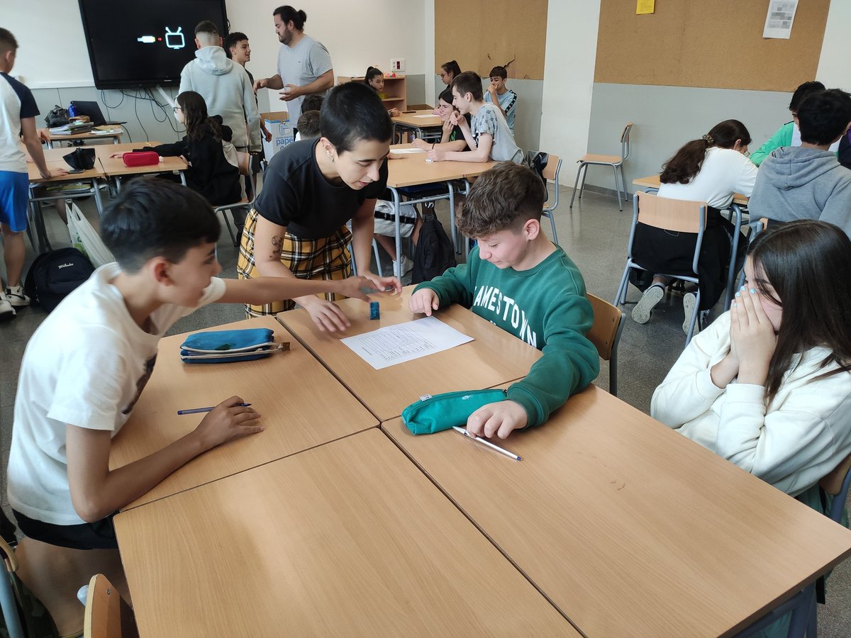 inselprat's tweet photo. Avui la Marta Vivet, directora de la sèrie Les l'Hoquei, ens ha visitat per fer el taller "Una sèrie de personatges" a 2n d'ESO. El taller tracta sobre els estereotips culturals i de gènere que veiem a la ficció. Ha estat molt interessant!! Gràcies @afainselprat  @marta_vivet https://t.co/fgAgXpkV9j