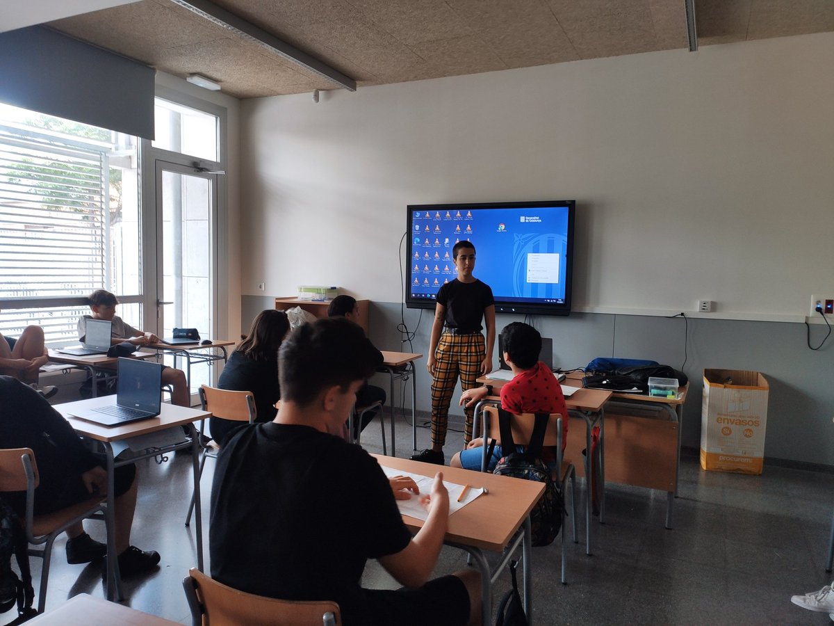 inselprat's tweet photo. Avui la Marta Vivet, directora de la sèrie Les l'Hoquei, ens ha visitat per fer el taller "Una sèrie de personatges" a 2n d'ESO. El taller tracta sobre els estereotips culturals i de gènere que veiem a la ficció. Ha estat molt interessant!! Gràcies @afainselprat  @marta_vivet https://t.co/fgAgXpkV9j
