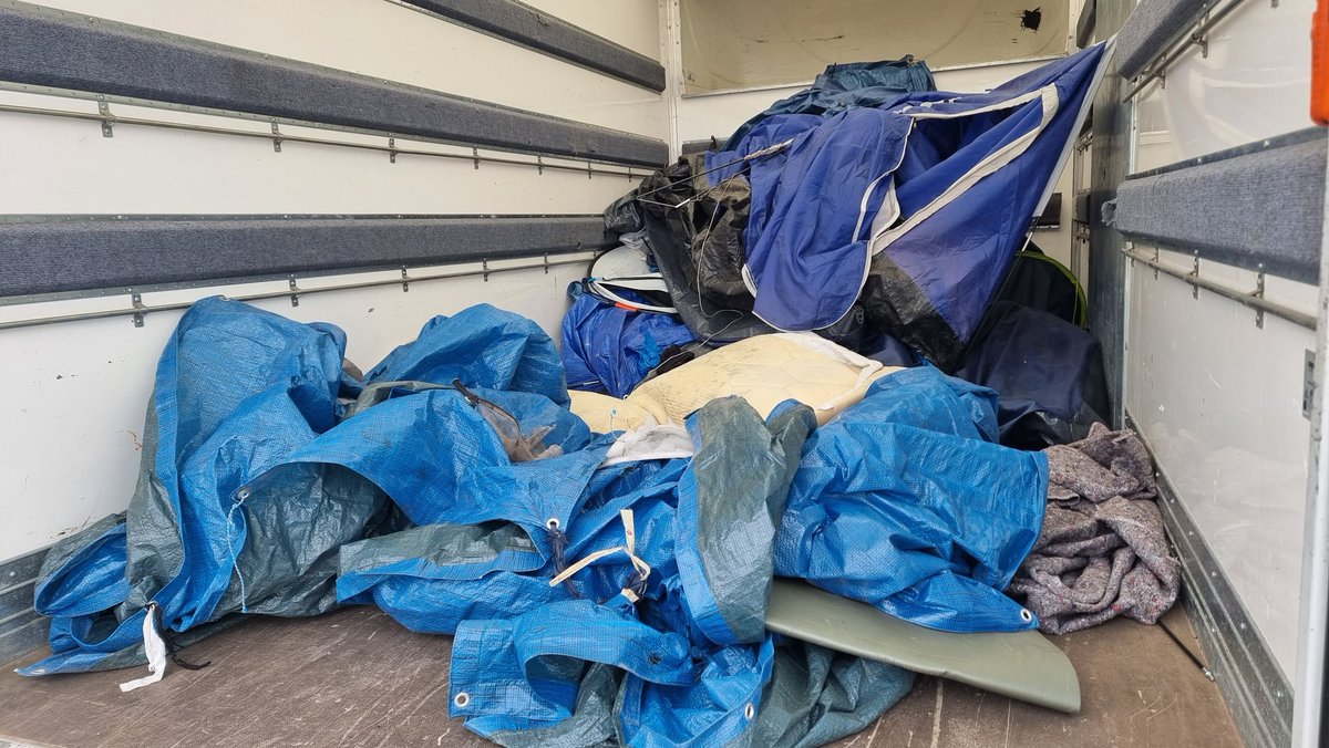 AubergeMigrants's tweet photo. Il n'y avait pas le mot "volé" dans notre post, c'est drôle de vous en défendre quand même @Prefet62. Oups.
On vous rappelle qu'une tente, pour une personne qui vit à la rue, c'est un effet personnel et on vous confirme que la déterioration avance bien : https://t.co/hHA6zUq4DJ