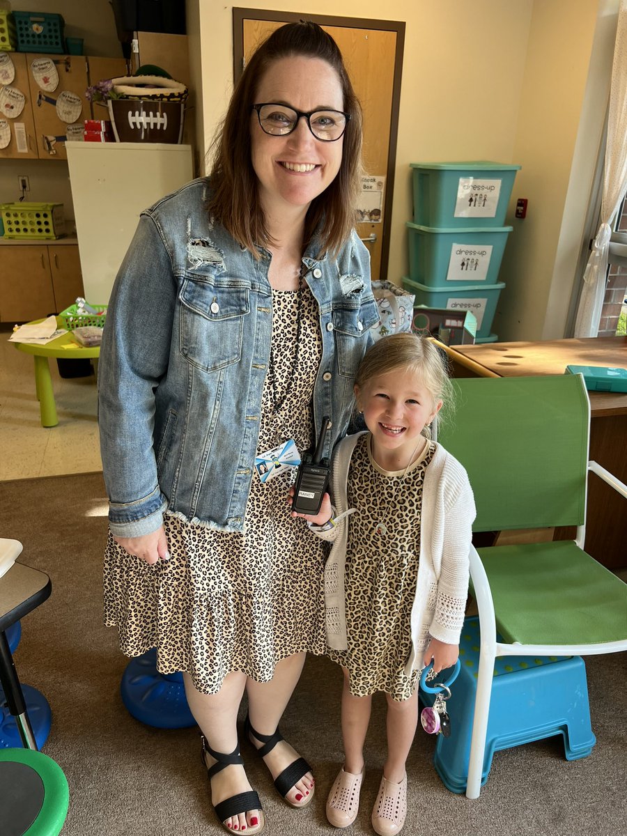 AprilDawnRaney's tweet photo. Twinning with a Kindergarten smartie from Mrs. Vermeire’s room today! #ShineBogerBright https://t.co/4It0LqfYZu