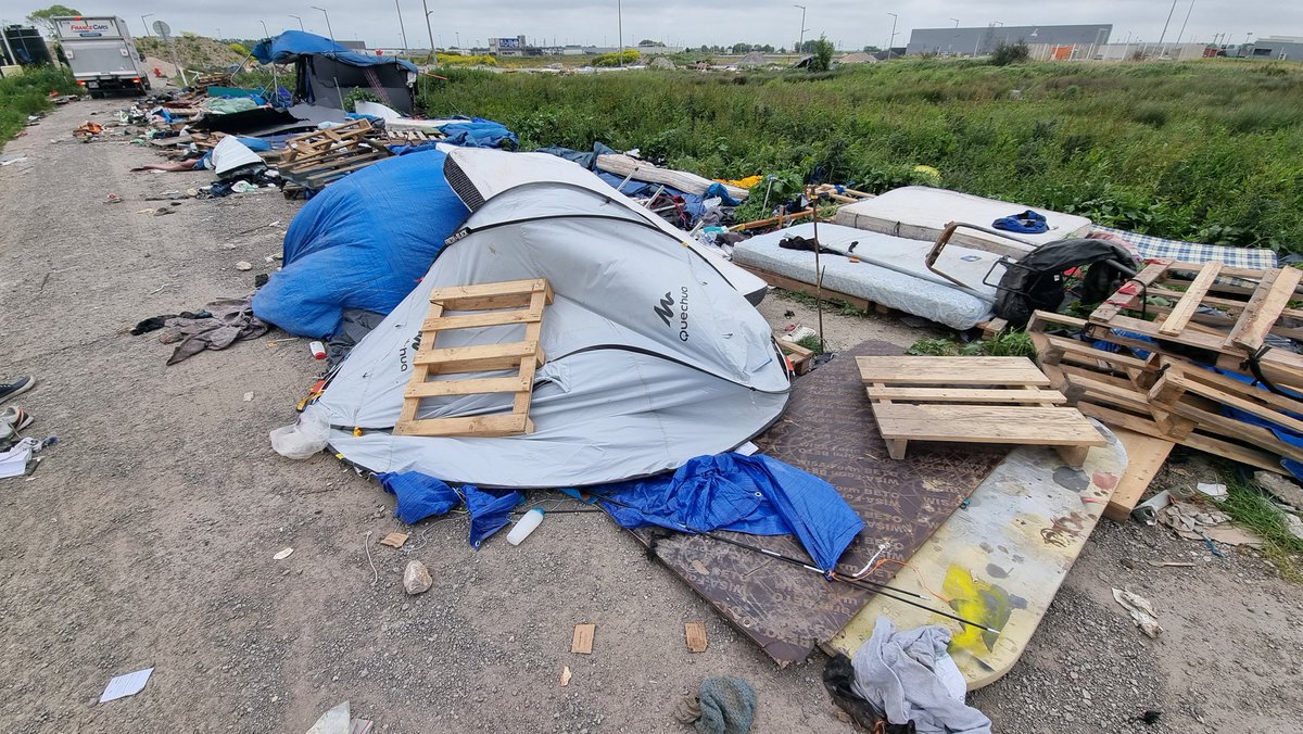 AubergeMigrants's tweet photo. Il n'y avait pas le mot "volé" dans notre post, c'est drôle de vous en défendre quand même @Prefet62. Oups.
On vous rappelle qu'une tente, pour une personne qui vit à la rue, c'est un effet personnel et on vous confirme que la déterioration avance bien : https://t.co/hHA6zUq4DJ