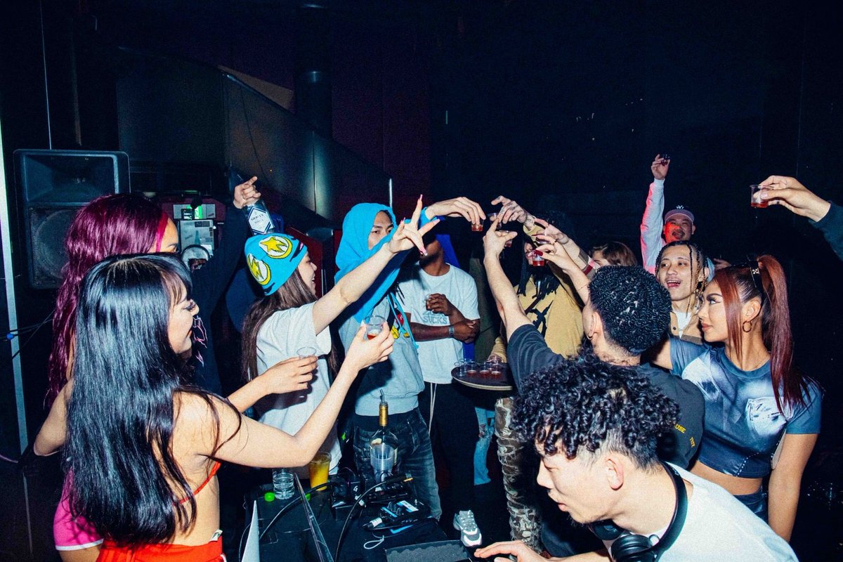 FTL_takeki's tweet photo. Tomorrow Night
6/2
俺らの主催パーティ
at @club_HARLEM 🅱️❎
0時までエントランスフリー🉐
Guest Live
@Kenayeboi 
Release Live
@YoungOsim046 

DJ陣も豪華🔊
MCも最高🎤
フードも美味いし🌭
GOGOもめちゃかわだよ👯‍♀️ https://t.co/zieyOhWA2f