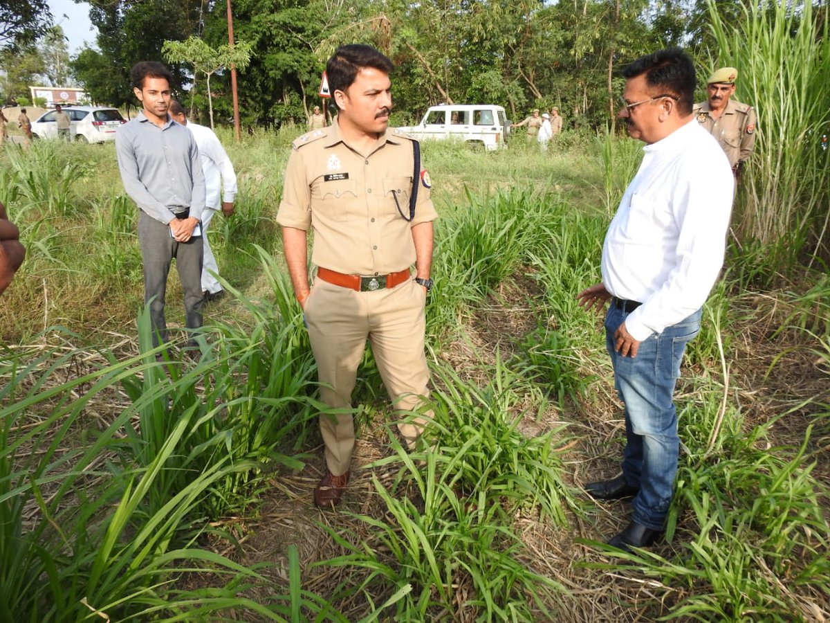 SaharanpurDm's tweet photo. जिलाधिकारी ने नैपियर घास के उत्पादन को बढावा देने के लिये प्रोत्साहित किया। उन्होने कहा कि इससे गौवंशो को केवल संरक्षित ही नही किया जा सकेगा, बल्कि दुग्घ के उत्पादन को भी बढाया जा सकेग @CMOfficeUP @InfoDeptUP @DrDinesh_IAS @CMOfficeUP @SaharanpurCdo https://t.co/4mGKKsvb3D