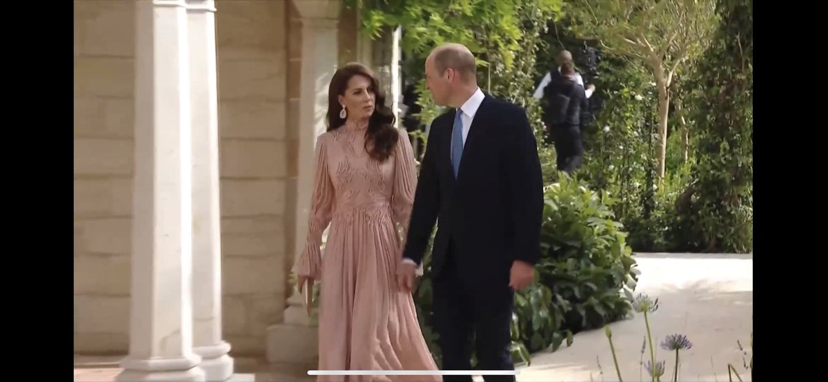World_Royalty's tweet image. I think I may like Bea’s dress more than Kates! 😮