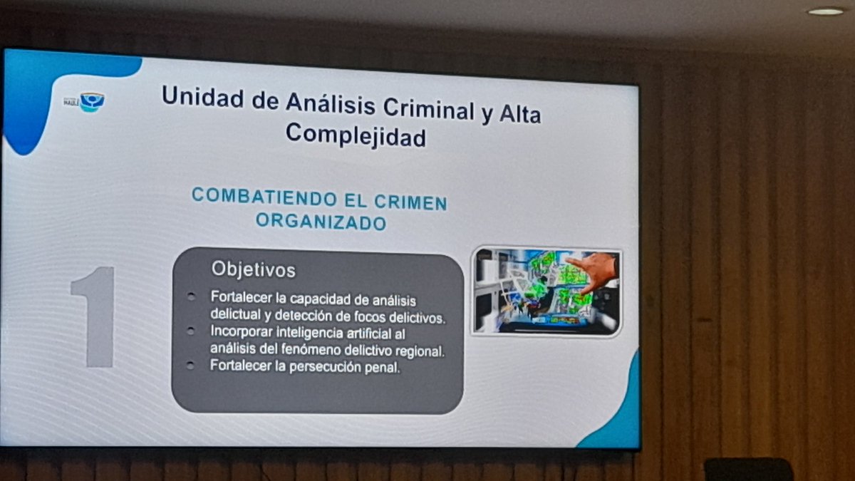 FiscaliaMaule's tweet photo. Fiscal Regional Julio Contardo recibe a 30 profesionales que a contrata pasan a  formar parte de diversas unidades, en especial a la nueva Unidad de Análisis Criminal y Alta Complejidad (UNAAC) que operará en todo el #Maule @FiscaliaMaule https://t.co/jHF3RLm8Jn