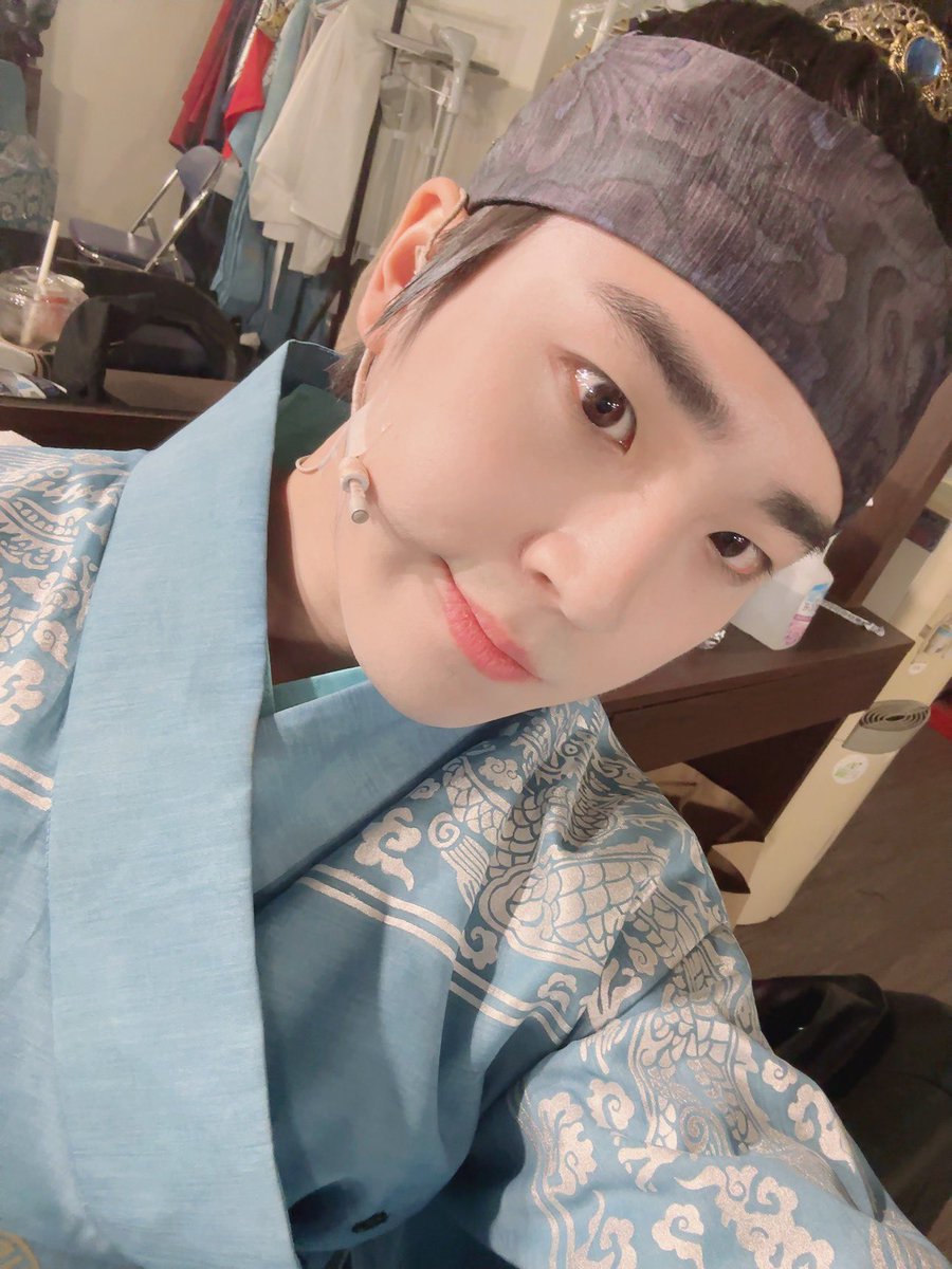 GoldenChild's tweet photo. [📸] 230601 뮤지컬 #왕자대전

서울에 당도한 충녕대군 승민이의 첫공👑
배녕대군 응원하러 와준 니스들 고마워요💕

#GoldenChild #골든차일드 #GNCD
#배승민 #BaeSeungMin
#충녕대군 #뮤지컬 https://t.co/Z4DbLxWZuz