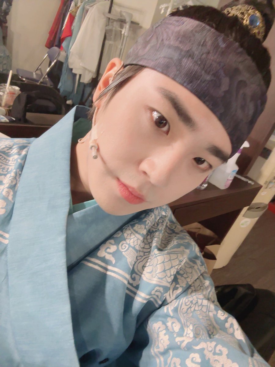GoldenChild's tweet photo. [📸] 230601 뮤지컬 #왕자대전

서울에 당도한 충녕대군 승민이의 첫공👑
배녕대군 응원하러 와준 니스들 고마워요💕

#GoldenChild #골든차일드 #GNCD
#배승민 #BaeSeungMin
#충녕대군 #뮤지컬 https://t.co/Z4DbLxWZuz