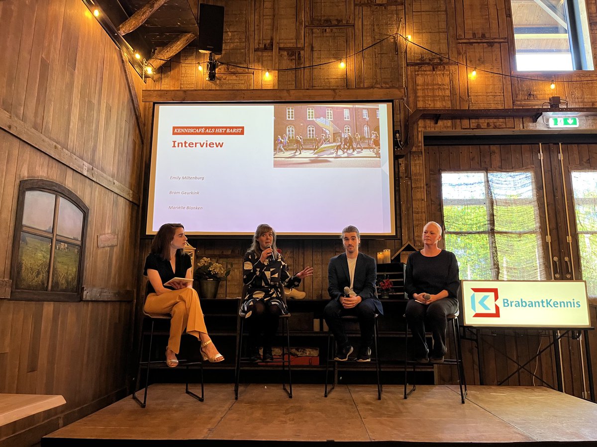 Het groepsgesprek begint met de vraag: staan we aan het begin van een revolutie? Meer een aanvulling en correctie op bestaande democratie dan revolutie. #alshetbarst