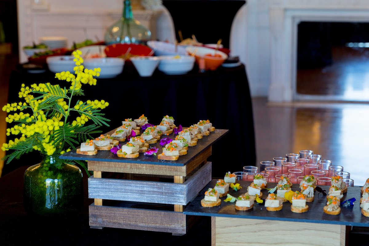 Sharma_Catering's tweet photo. 🍽️¡Vive tu experiencia gourmet! 

Si estás organizando un cocktail y quieres ofrecer una experiencia memorable, estás en el sitio adecuado👌🏼
Nos encargamos de deleitar los sentidos con sabores auténticos. 

Descubre nuestra propuesta personalizada y sorprende a tus invitados 🎉🥂 https://t.co/M0DQFQjq1a