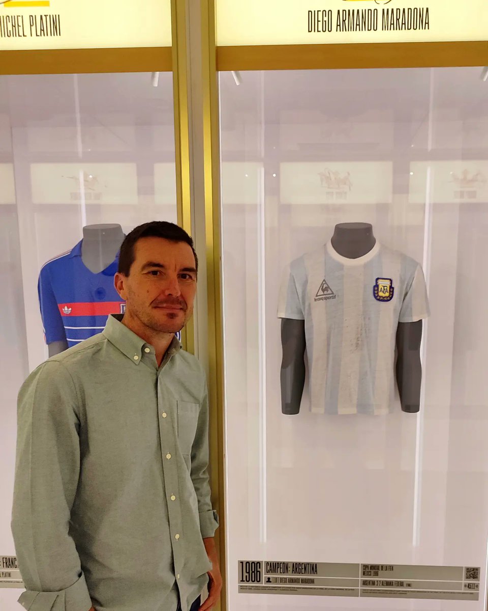 DlaRosaFC's tweet photo. Esta mañana se ha inaugurado el museo Legends en Madrid.Os dejo más fotos de mi visita el pasado martes. Podrás encontrar camisetas como la de Giuseppe Meazza 1934, Diego A. Maradona 1986 o Johan Cruyff 1972. Si te gusta el fútbol tienes q ir. https://t.co/6W0jn6Yv07