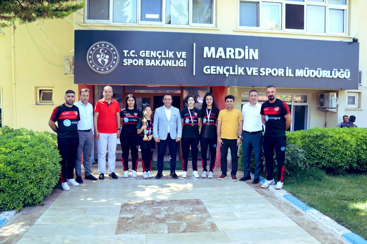 2022-2023 sezonu Kadınlar Süper Lig üçüncülüğü kupasını alan Mardin Merit Grup Real Mardin Spor Kulübü #MasaTenisi takımımız bizleri ziyaret etti. Ziyaretlerinden dolayı kendilerine teşekkür ederim
Takımımız ve antrenörlerimizi bu güzel başarılarından dolayı kutluyorum.