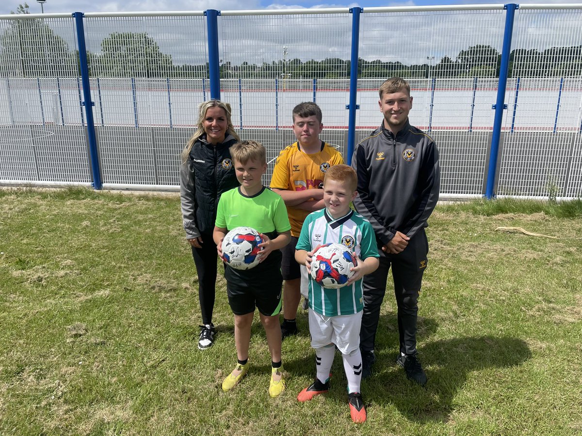 CountyCommunity's tweet image. Our #FitandFed delivery also continued in #Ringland

Great day, different sports tried, good food and even more smiles 😃⚽️🤾🏽‍♂️

#Opportunities 🍏🍌🥪🌯🥗🍽️