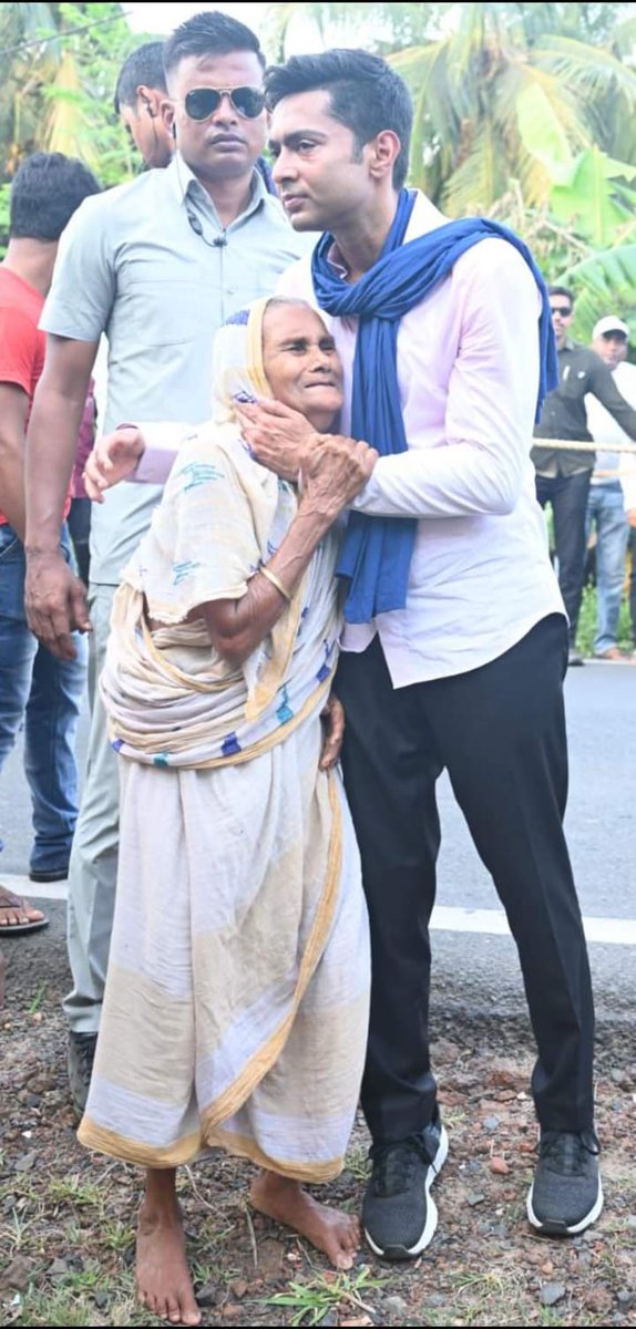 Today, an elderly lady approached Shri Abhishek Banerjee during his Padyatra and gave her blessings!

This has only strengthened our resolve to bring in a 'new wave of progress' at Bengal's grassroots.

#TrinamooleNaboJowar #NandigrameJonoJowar #JonoSanjogYatra
