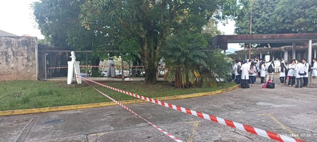 eldiario's tweet photo. #1Jun | El personal médico del Hospital Central de San Cristóbal, en Táchira, denunció que cerraron el auditorio del recinto. Esta medida impide que los estudiantes de Medicina puedan ver clases. Los residentes desconocen el motivo del cierre. 

📸: @mayevillanueva https://t.co/Q3P9QT9XnZ