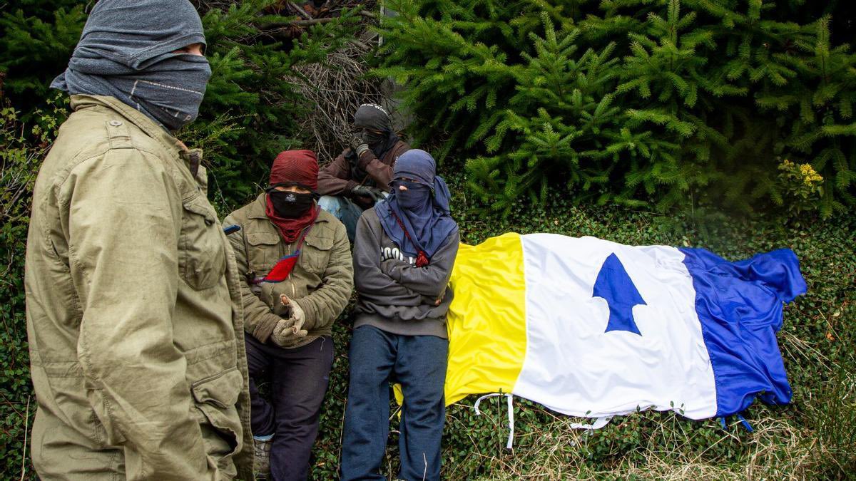 VickyVillarruel's tweet photo. Gravísima entrega de territorio hoy! El gobierno citó a los abogados de los mapuches usurpadores en Villa Mascardi para hoy a las 13 en la ex ESMA para un acuerdo donde les entregarán tierras del Parque Nacional Nahuel Huapi. Las víctimas de las usurpaciones NO fueron invitadas. https://t.co/zz6GYdaFuY