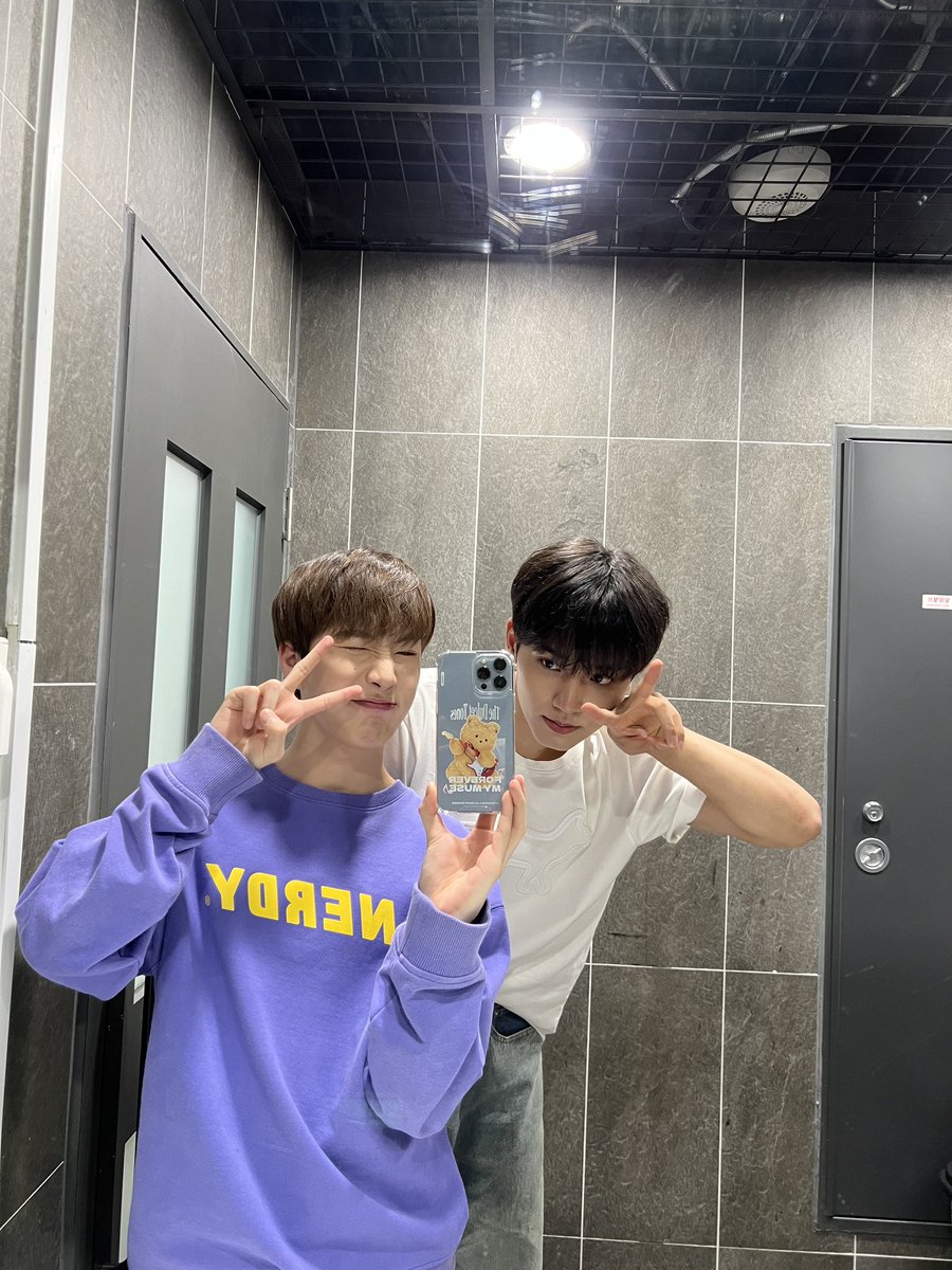 OmegaX_members's tweet photo. [#OX]

쪼꼬미랑 📸

#OMEGA_X #오메가엑스 
#혁 #HYUK https://t.co/vqp5y9xsRu