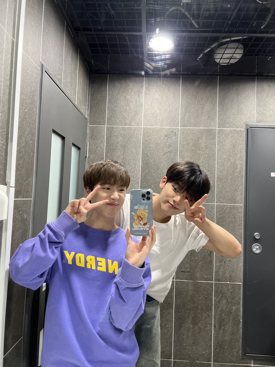 OmegaX_members's tweet photo. [#OX]

쪼꼬미랑 📸

#OMEGA_X #오메가엑스 
#혁 #HYUK https://t.co/vqp5y9xsRu