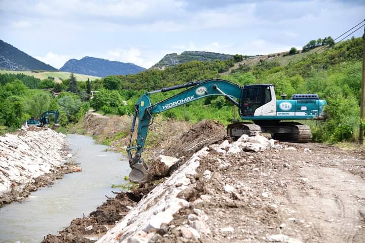dsi_18_blgmd's tweet photo. Yeşil Karıncalarımız tüm hızıyla çalışmaya devam ediyor.
Bölgemizin Makinalı çalışma proğramları kapsamında,
#Eğirdir #Tepeli Köyü Gölet Rezervuarı temizlik çalışmaları ve #Eğirdir #Çay deresi taş tahkimat çalışmaları tüm hızıyla devam ediyor
#Isparta
#Yeşilkarıncalar
#Suvatandır https://t.co/kGNzB0sFZZ