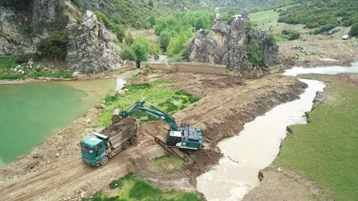 dsi_18_blgmd's tweet photo. Yeşil Karıncalarımız tüm hızıyla çalışmaya devam ediyor.
Bölgemizin Makinalı çalışma proğramları kapsamında,
#Eğirdir #Tepeli Köyü Gölet Rezervuarı temizlik çalışmaları ve #Eğirdir #Çay deresi taş tahkimat çalışmaları tüm hızıyla devam ediyor
#Isparta
#Yeşilkarıncalar
#Suvatandır https://t.co/kGNzB0sFZZ