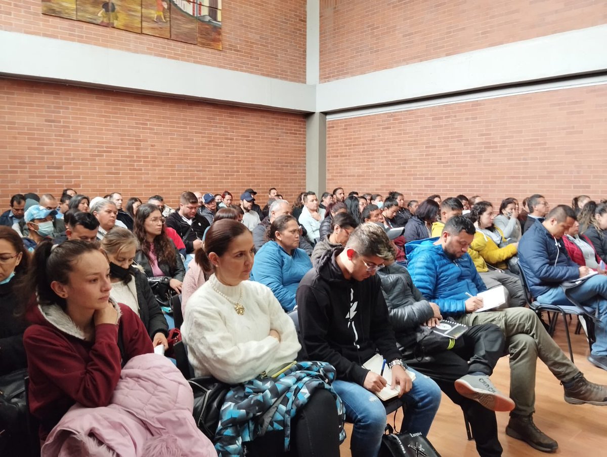 #Hoy | Desde la CCB estamos apoyando el lanzamiento del Fondo Progresa de la <a href="/AlcaldiaDeZipa/">Alcaldía de Zipaquirá</a>, en el cual están participando 150 emprendedores. Con estos programas buscamos fortalecer la región con procesos de acompañamiento en asesorías y talleres enfocados en crear empresa.