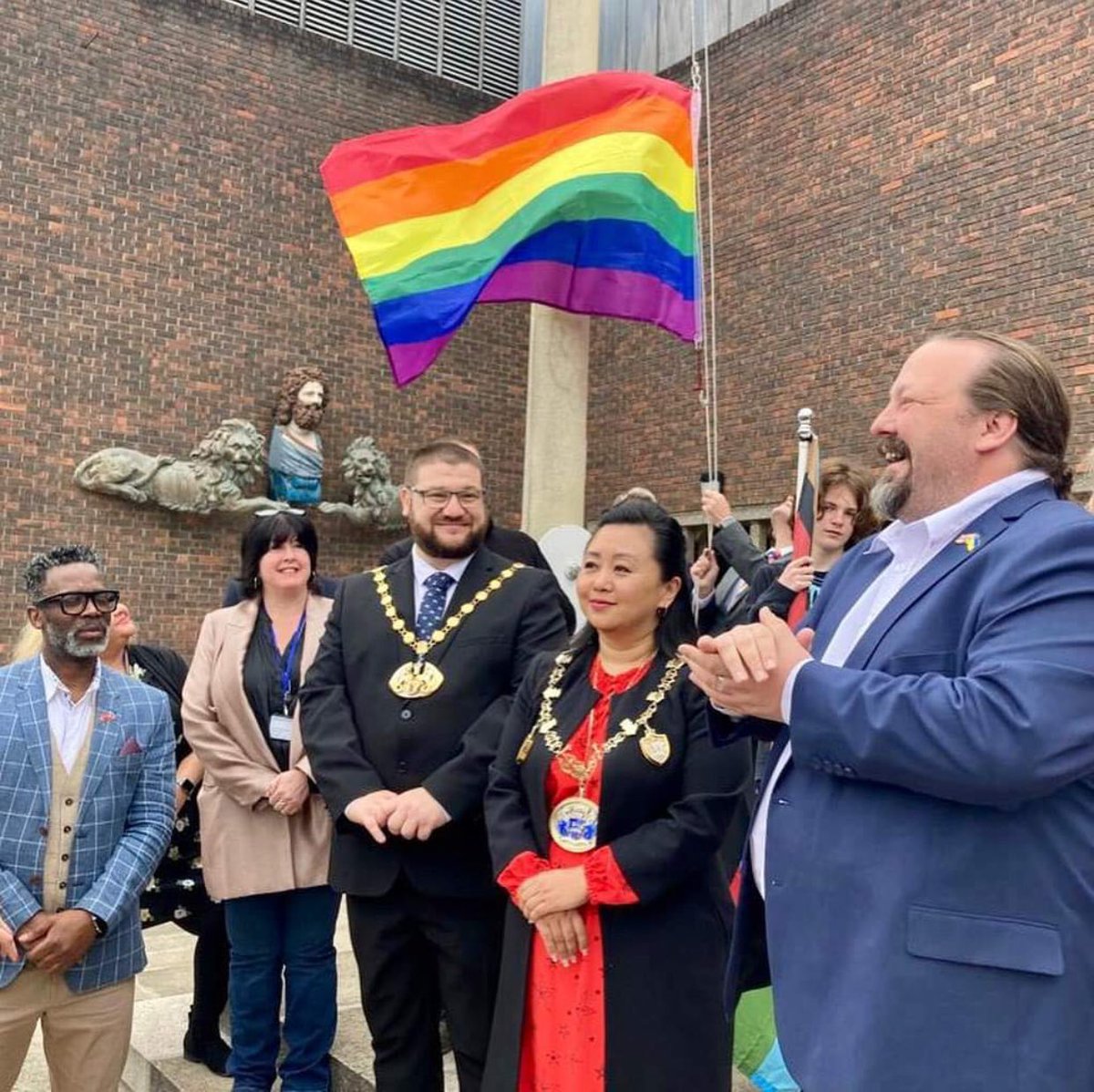 Happy PRIDE 🏳️‍🌈Month! Poignant, proud moment we raised the 🌈 flag @medway_council headquarters to celebrate and support our LGBT+ communities. 

#ProudToBeMedway
#PrideToMedway
#InclusiveMedwayProgressiveMedway