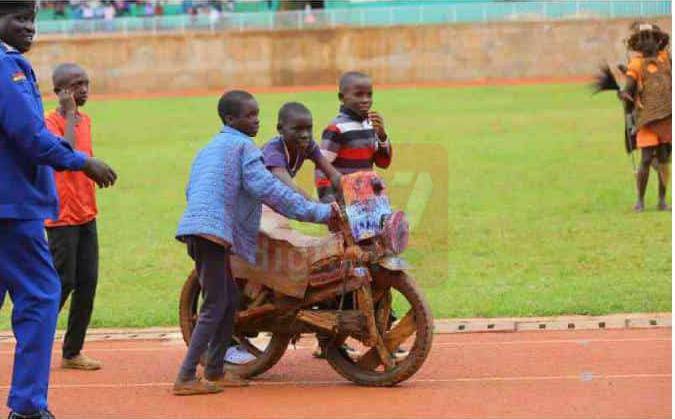 These young boys disrupted Kisii Governor Simba Arati's #MadarakaDay2023 speech when they made a 'grand entrance' at the Gusii Stadium.