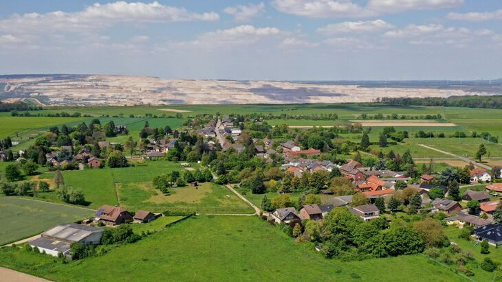 Wie können die Tagebaudörfer im Rheinischen Revier zum Leben zurückkehren? Jetzt anmelden zur Temporären Universität Hambach (tu! Hambach) Projektwoche in Morschenich-Alt im Juni! 

Programm und Anmeldung: 

reviera.rwth-aachen.de/cms/reviera/Ak…