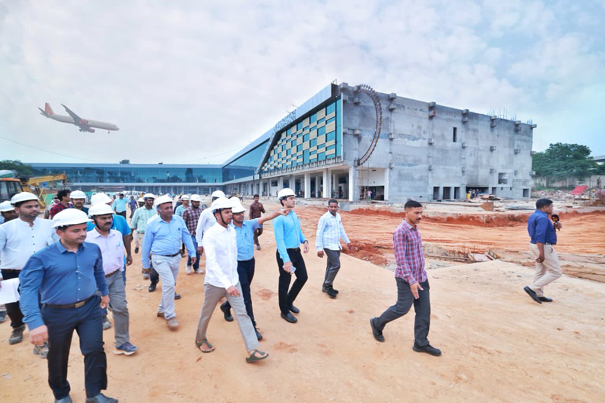 IPR_Odisha's tweet photo. ମାନ୍ୟବର ମୁଖ୍ୟମନ୍ତ୍ରୀ ଶ୍ରୀ ନବୀନ ପଟ୍ଟନାୟକଙ୍କ ନିର୍ଦ୍ଦେଶରେ ୫-ଟି ସଚିବ ଶ୍ରୀ ଭି.କେ ପାଣ୍ଡିଆନ ଆଜି ଅପରାହ୍ନରେ ବରମୁଣ୍ଡା ଆନ୍ତଃରାଜ୍ୟ ବସ୍‌ ଟର୍ମିନାଲ ନିର୍ମାଣସ୍ଥଳ ପରିଦର୍ଶନ କରି କାମର ଅଗ୍ରଗତି ସମୀକ୍ଷା କରିଛନ୍ଥି। ସମୀକ୍ଷାରୁ ଜଣାଯାଇଛି, ଯେ ପ୍ରକଳ୍ପର ୮୫ ପ୍ରତିଶତ କାମ ଶେଷ ହୋଇସାରିଛି। #ISBT #5Ts #Baramunda_ISBT https://t.co/q8x1yTK9AY