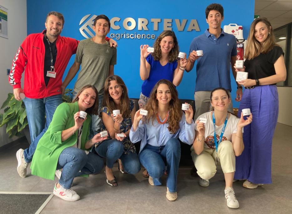 CortevaES's tweet photo. Hoy cumplimos un año más de dedicación y trabajo orientados a mejorar la vida de los #agricultores 👏🏻🧑🏻🌾 Es un día de agradecimiento a todo el equipo por su dedicación y esfuerzo al sector.
¡Juntos seguiremos #CultivandoElProgreso! 🤝💙
📸 Equipos en📍Sevilla celebrando 👇🏻 https://t.co/Pwu6H3XIBF