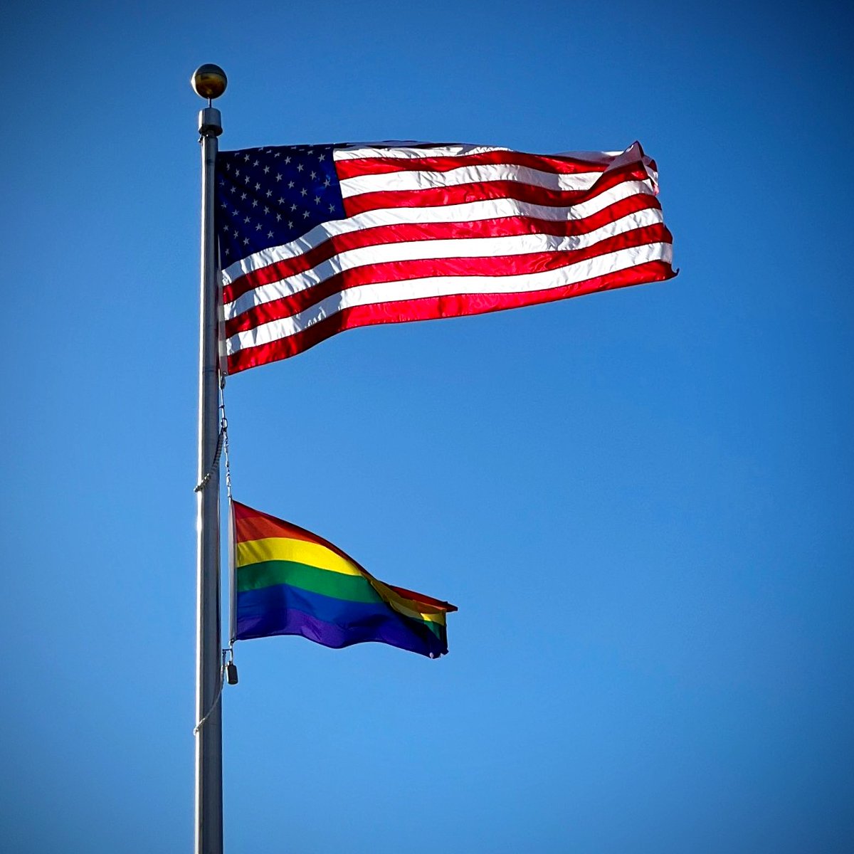 Esta mañana izamos la bandera del orgullo en la #NuevaEmbajada y celebramos las contribuciones de las comunidades #LBTQI+ al rededor del mundo. #PrideMonth