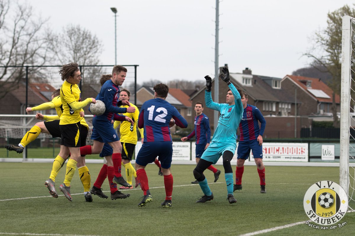 Vandaag stond de laatste speeldag in de 3e Klasse A op het programma. Ons eerste elftal is inmiddels uitgespeeld en rest niets meer dan afwachten hoe de bal rolt op de andere velden.

Naar boven kijken is niet meer nodig voor het elftal van Mike

vvspaubeek.nl/2023/05/29/vv-…