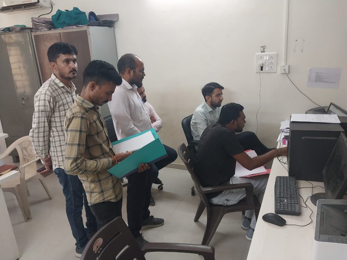 Bipinparmar3318's tweet photo. આજરોજ માન જિલ્લા વિકાસ અધિકારી સાહેબ દ્વારા તાલુકા પંચાયત ની મુલાકાત કરી પદાધિકારી શ્રી સાથે ચર્ચા કરી તેમજ વિવિધ યોજનાકીય સમીક્ષા કરી માર્ગદર્શન આપવામા આવ્યુ. @DDOBOTAD @Collectorbotad @mahitibotad @ishambhutundiya https://t.co/T6wdF3OFIP