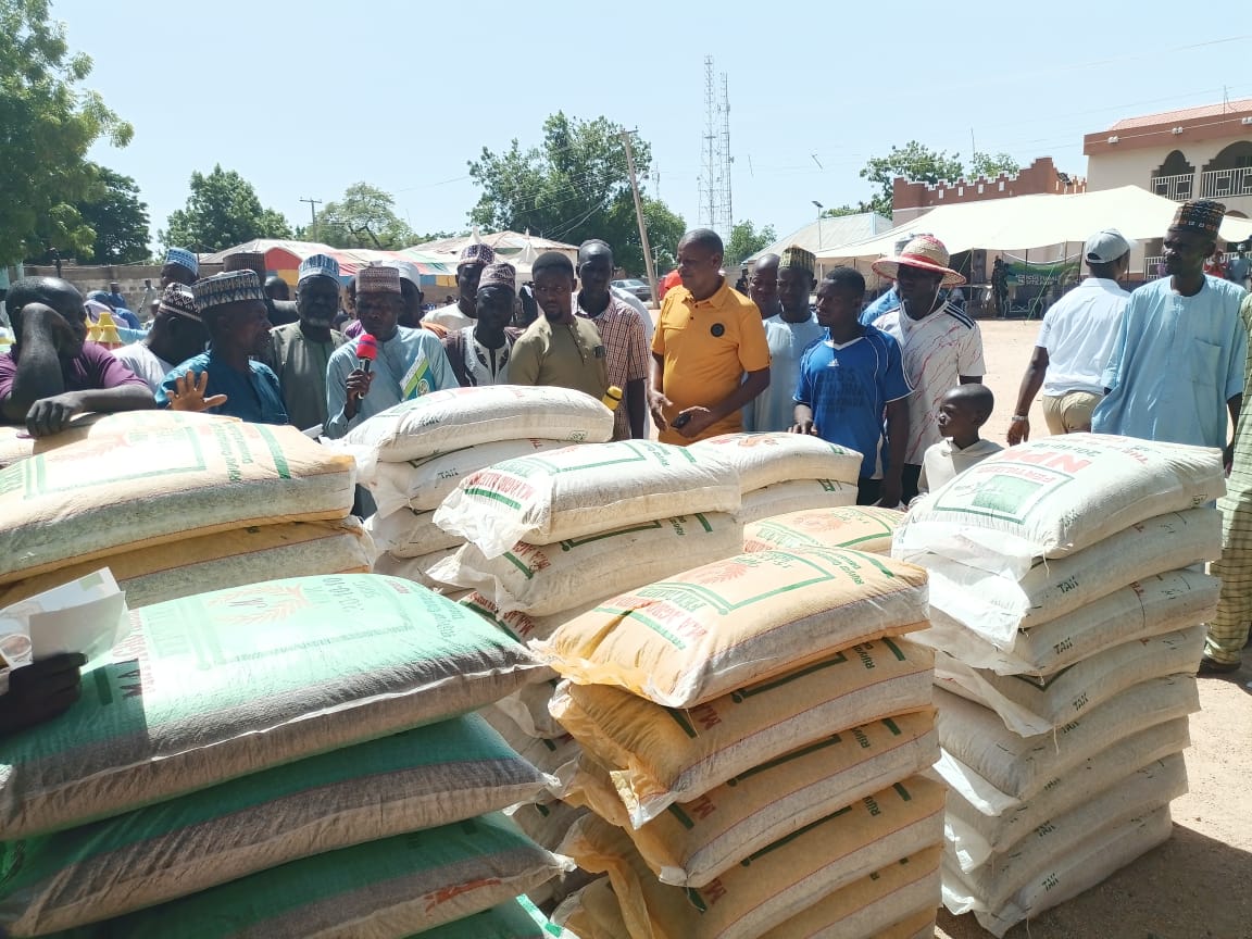 NIAA_USAID's tweet photo. ...and we are in Shani! The 3rd Annual Agricultural Inputs Fair organized by @Integr_AgricAct moves to Shani, Shani LGA, Borno State. Smallholder farmers in this environment will have access to pocket-friendly seeds, agro-chemicals, and farm implements. Powered by @USAIDNigeria. https://t.co/CLcr25Iv36