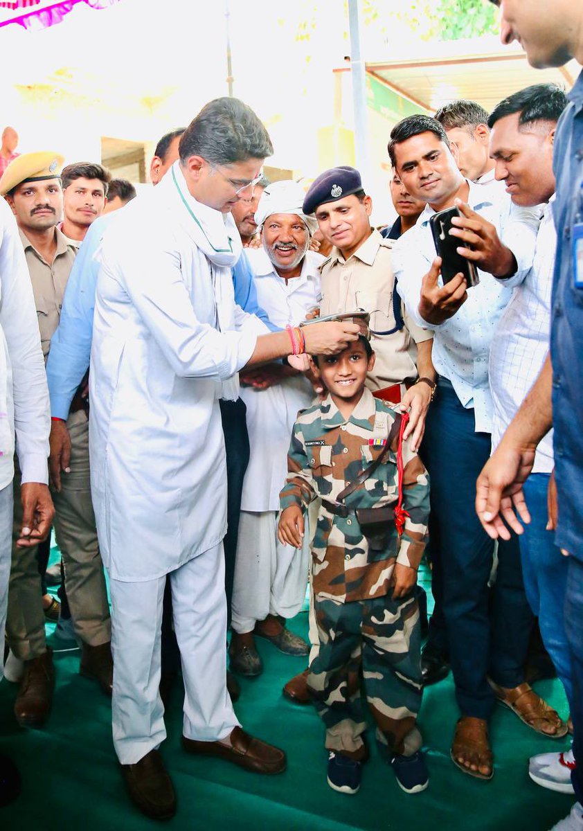 देश का भविष्य इन बच्चों की मुट्ठी में है।
इनका एक सुनहरा व सुरक्षित भविष्य बनाना है।