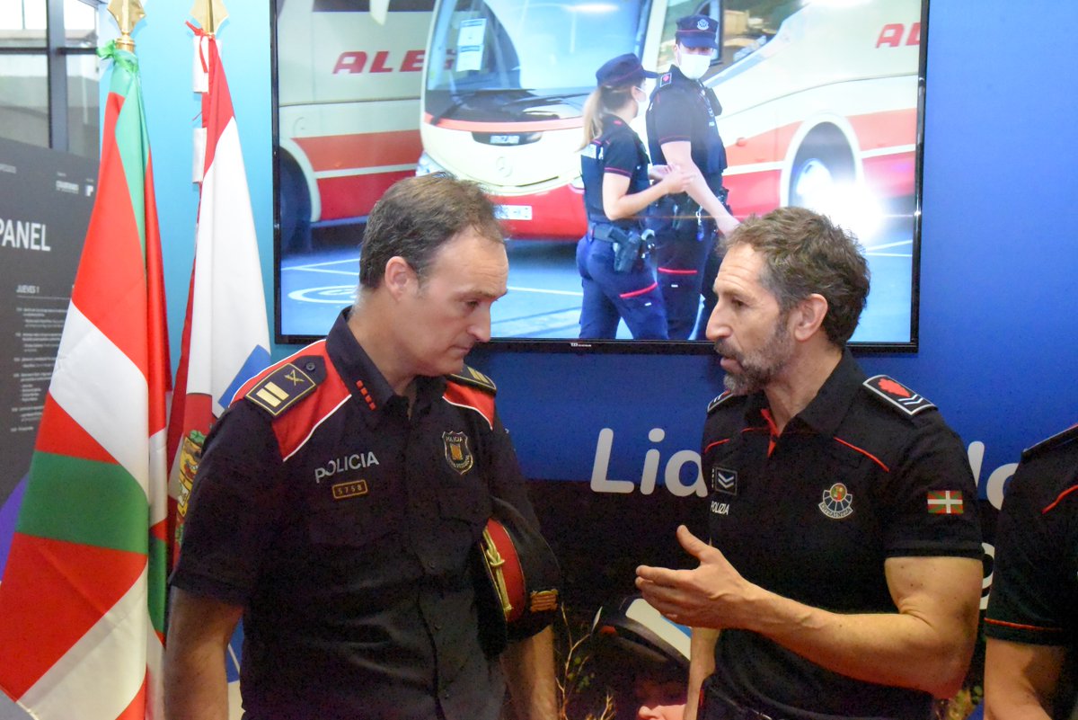 ertzaintzaEJGV's tweet image. 👮🏻‍♂️El Viceconsejero de Seguridad de @Gob_eus, Rodrigo Gartzia, ha visitado nuestro stand esta mañana

👥👮🏻‍♀️También hemos recibido a Eduard Zamora e Iván Rubio, presidente y director de #SecurityForum23, y a una representación de @mossos

Eskerrik asko guztioi!